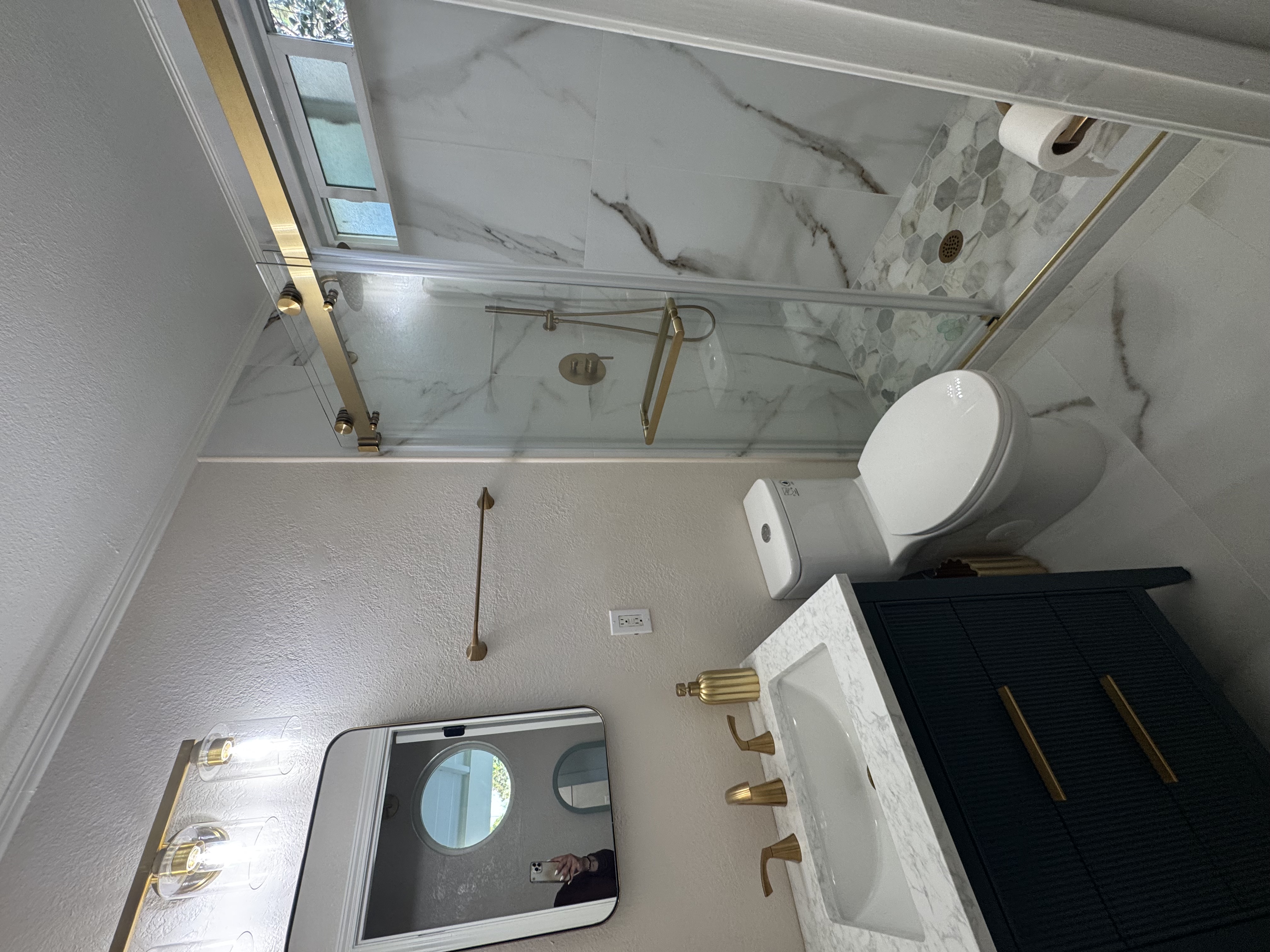 Primary en suite bathroom